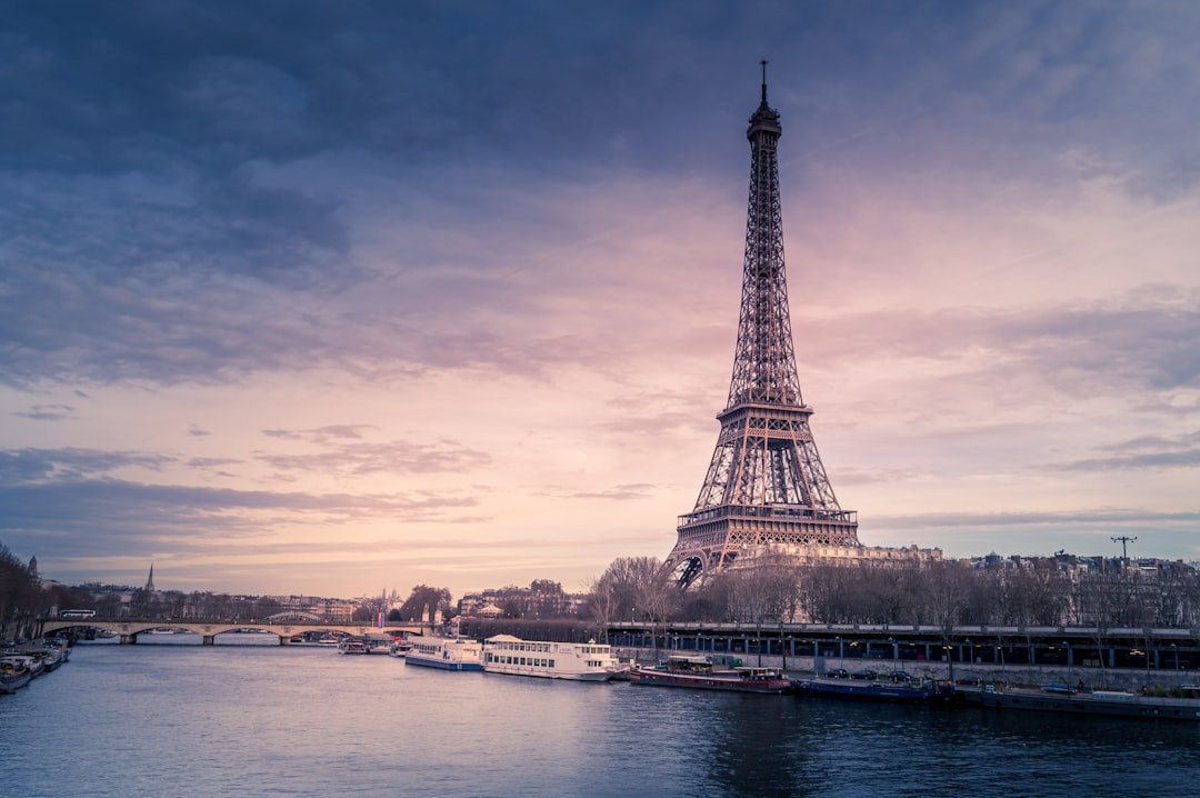 Vue de la tour Eiffel et de la Seine à Paris